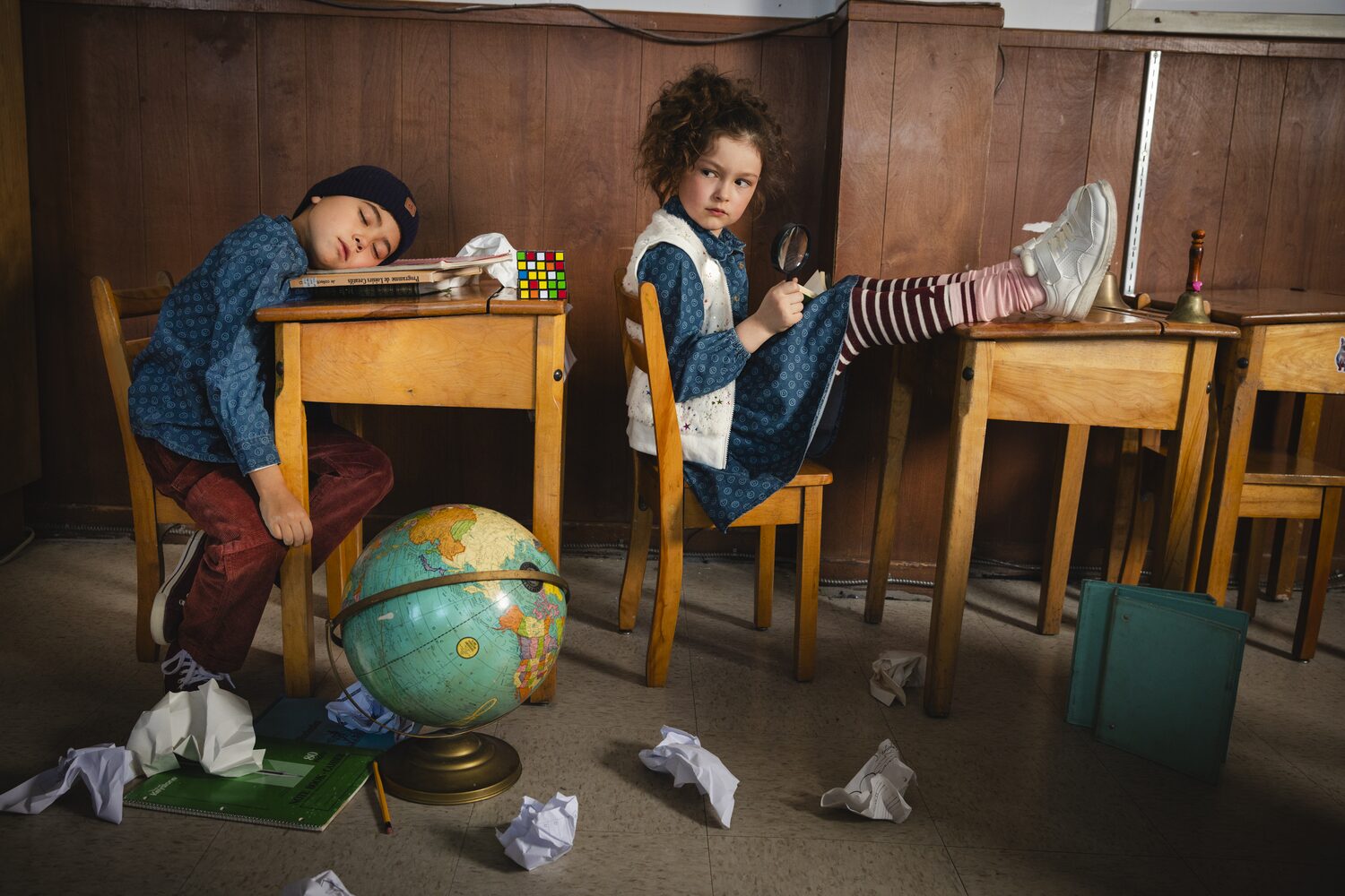 Two boys at a school desk in Deux par Deux